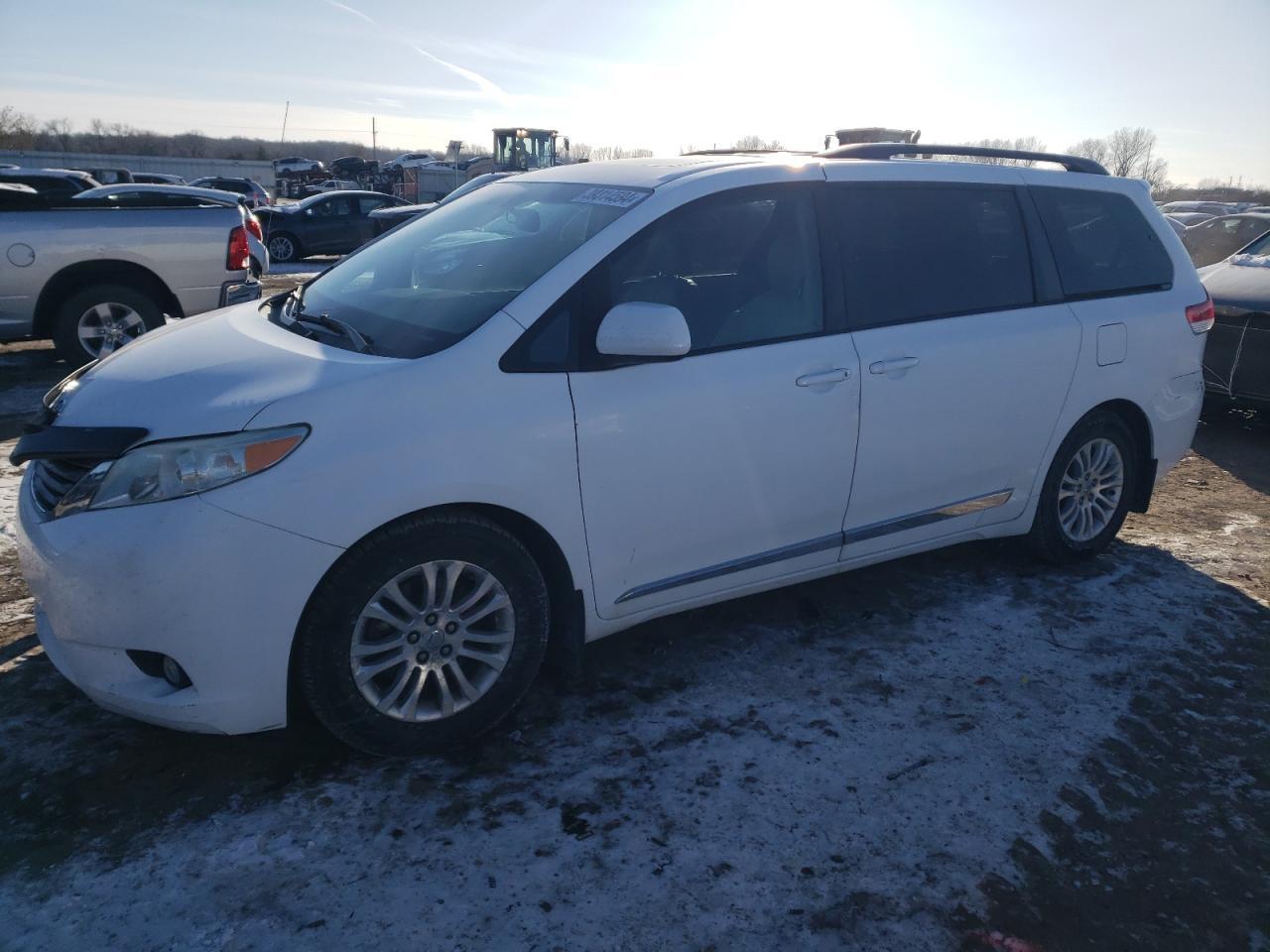 2011 TOYOTA SIENNA