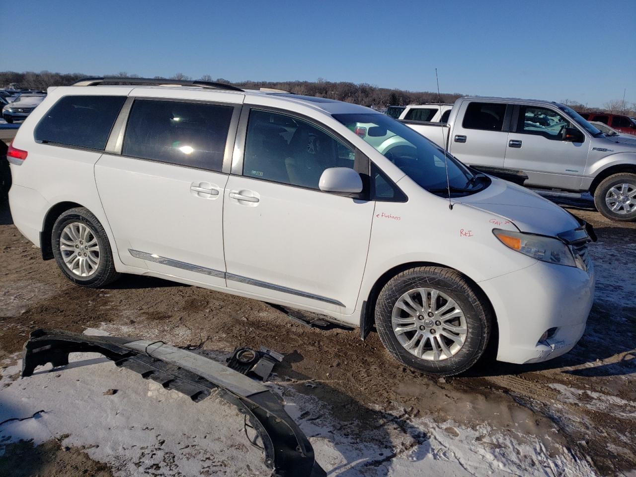 2011 TOYOTA SIENNA