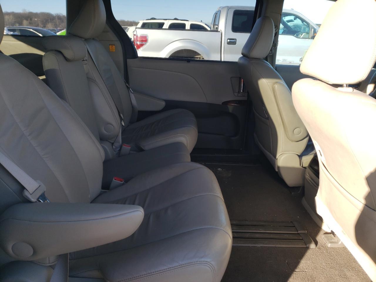 2011 TOYOTA SIENNA
