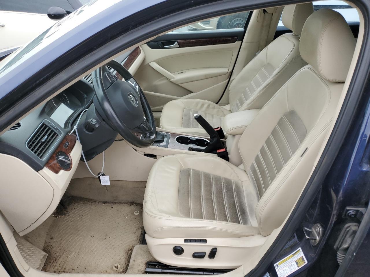 2013 VOLKSWAGEN Passat