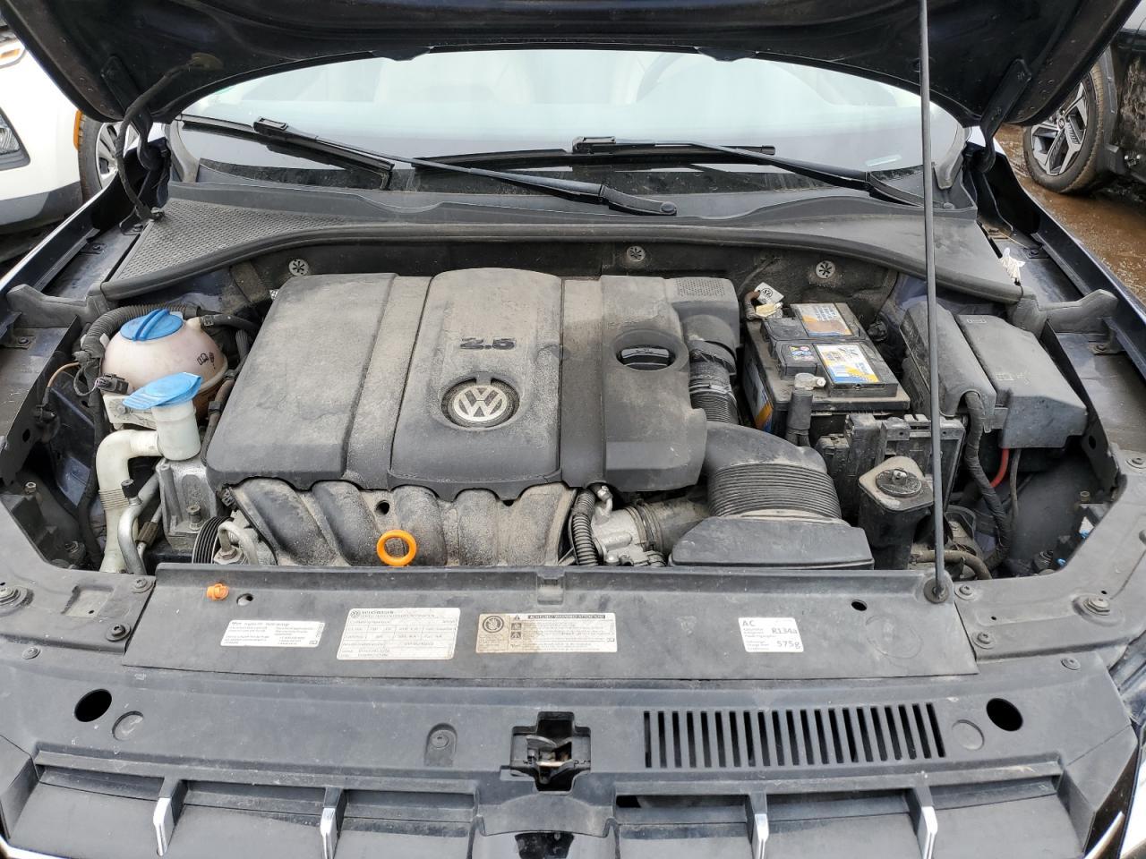 2013 VOLKSWAGEN Passat