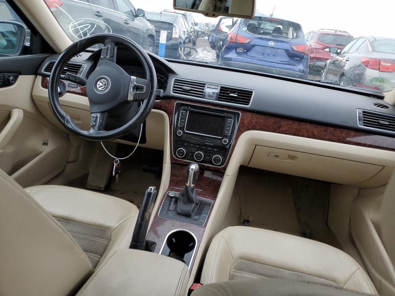 2013 VOLKSWAGEN Passat