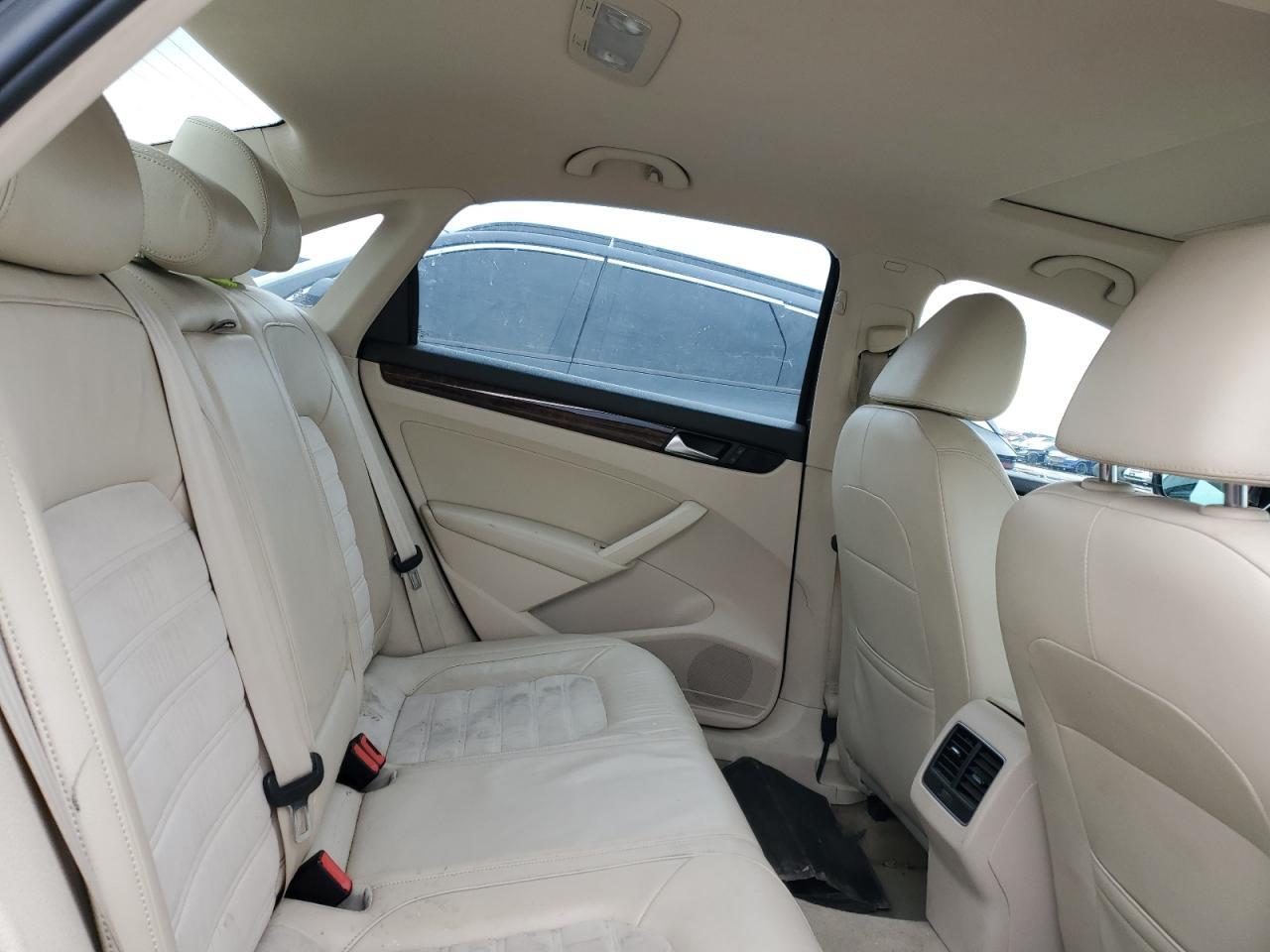 2013 VOLKSWAGEN Passat