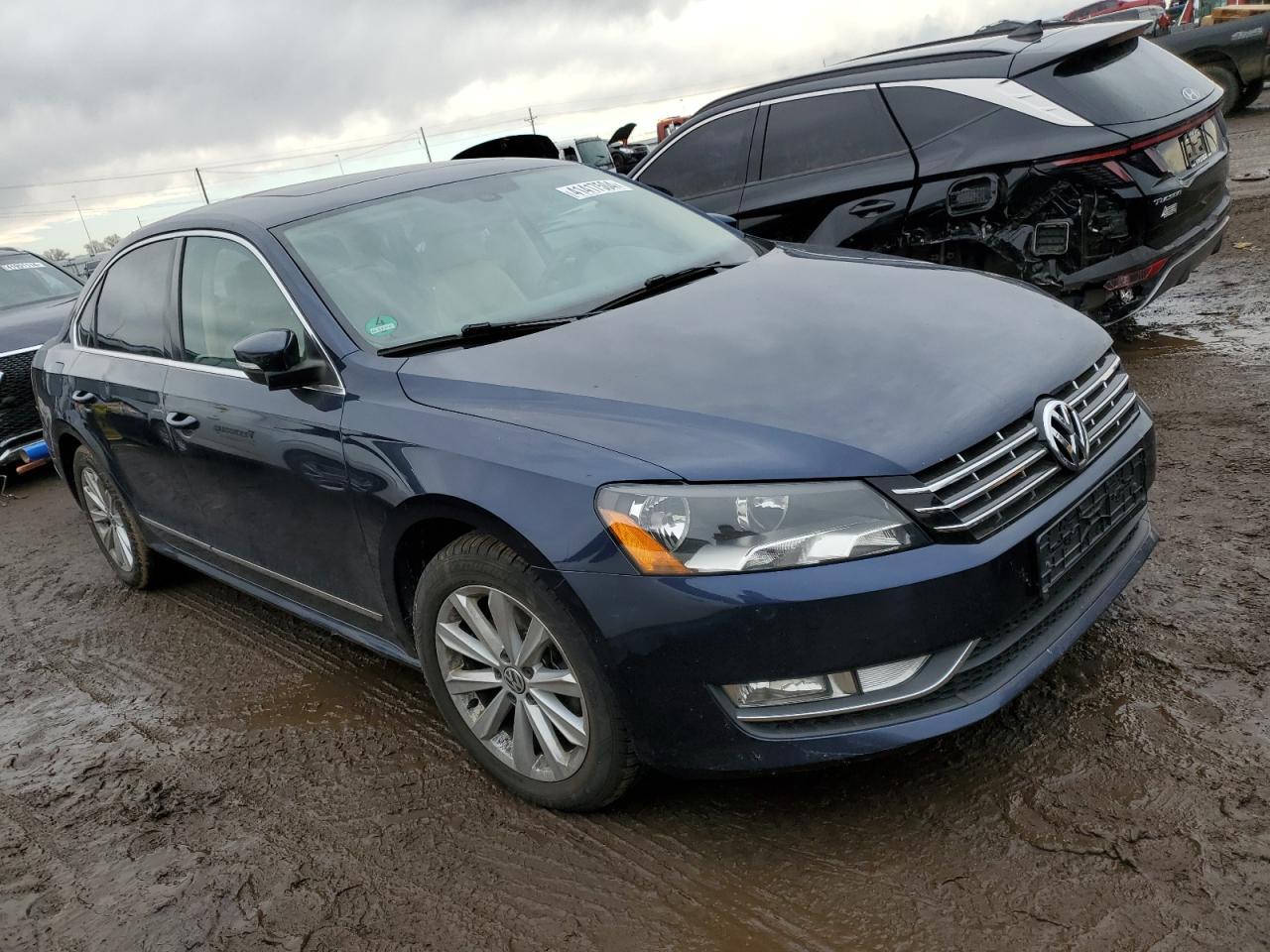 2013 VOLKSWAGEN Passat