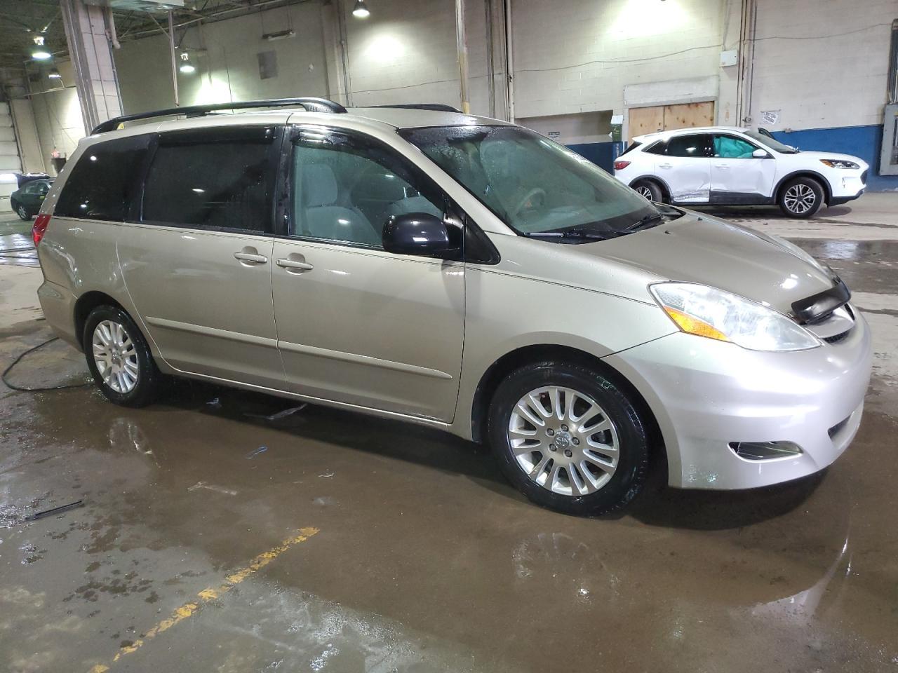 2009 TOYOTA SIENNA