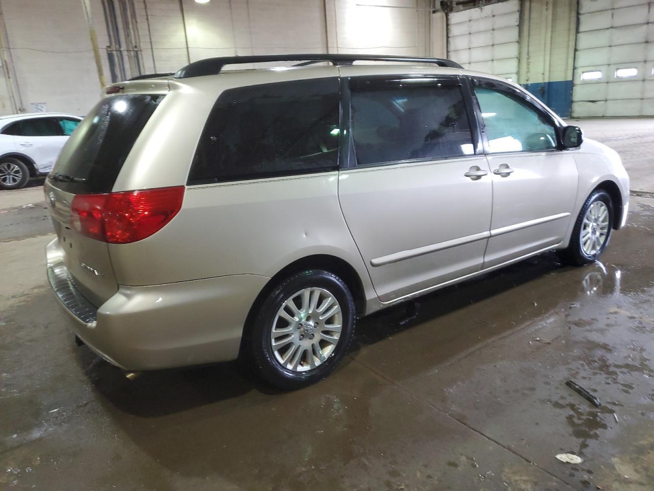 2009 TOYOTA SIENNA