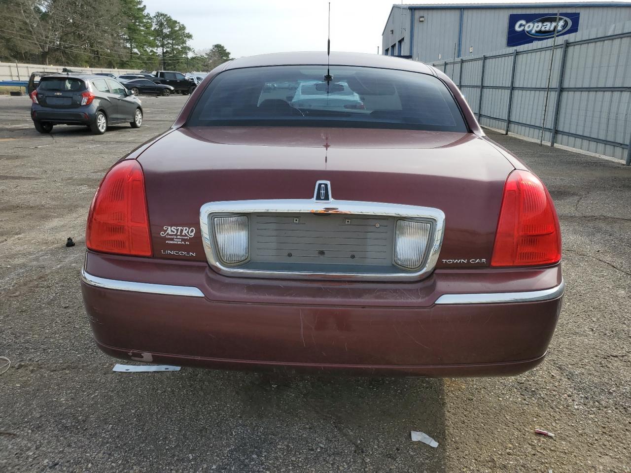 2003 LINCOLN Town Car