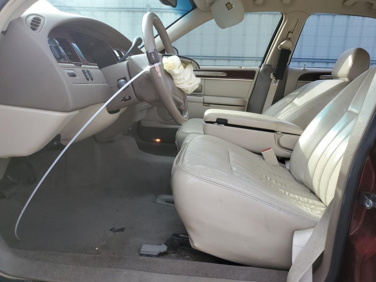 2003 LINCOLN Town Car