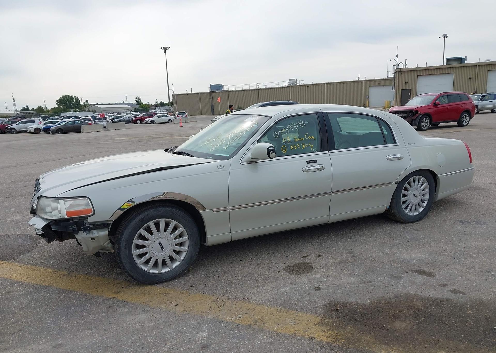 2005 LINCOLN TOWN CAR SIGNATURE