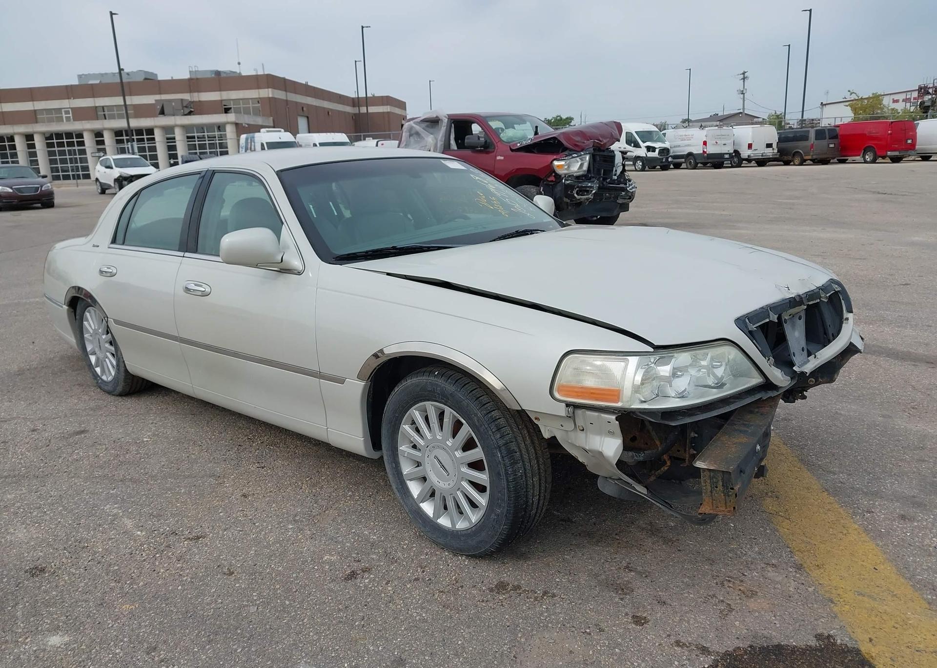 2005 LINCOLN TOWN CAR SIGNATURE