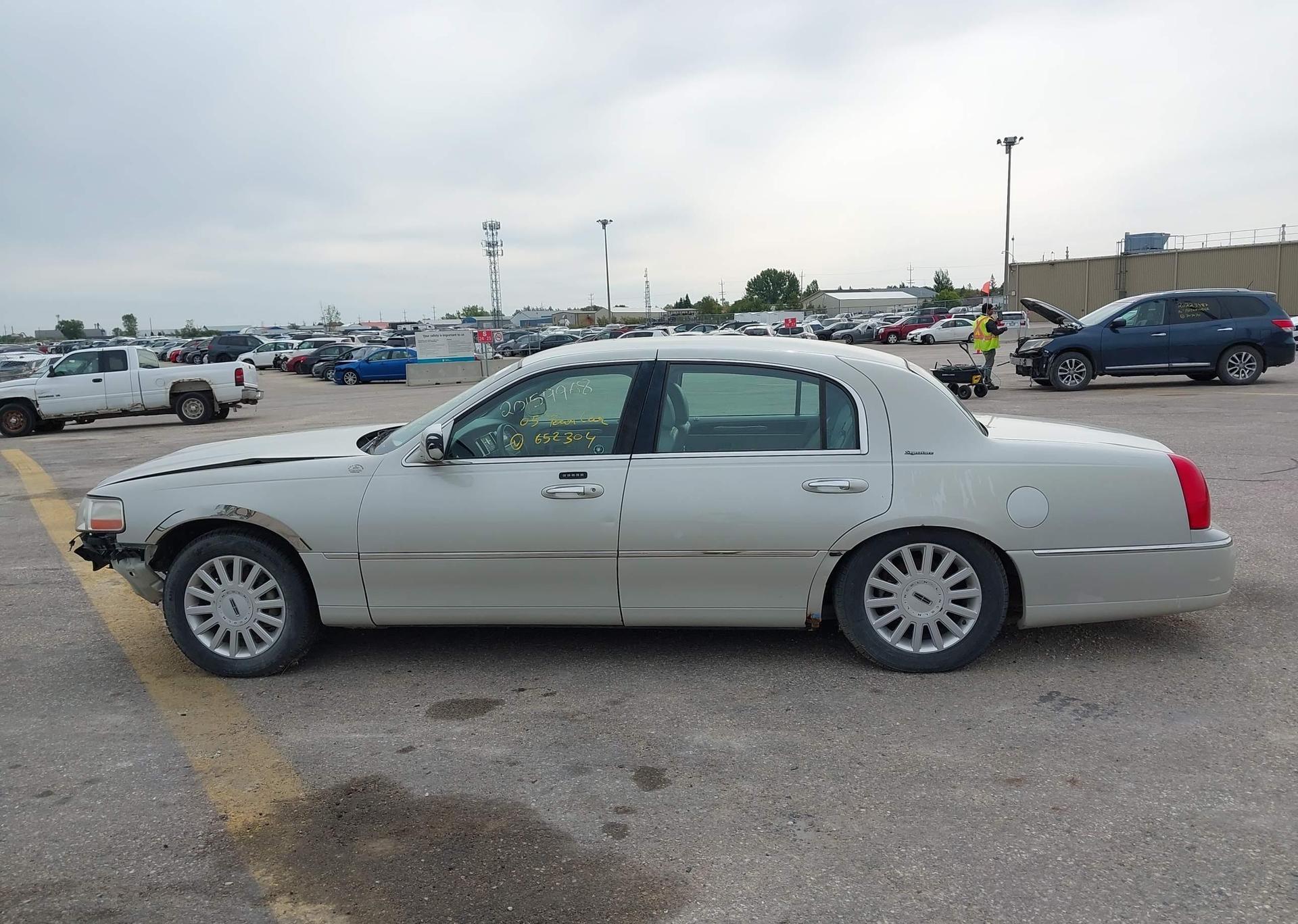2005 LINCOLN TOWN CAR SIGNATURE