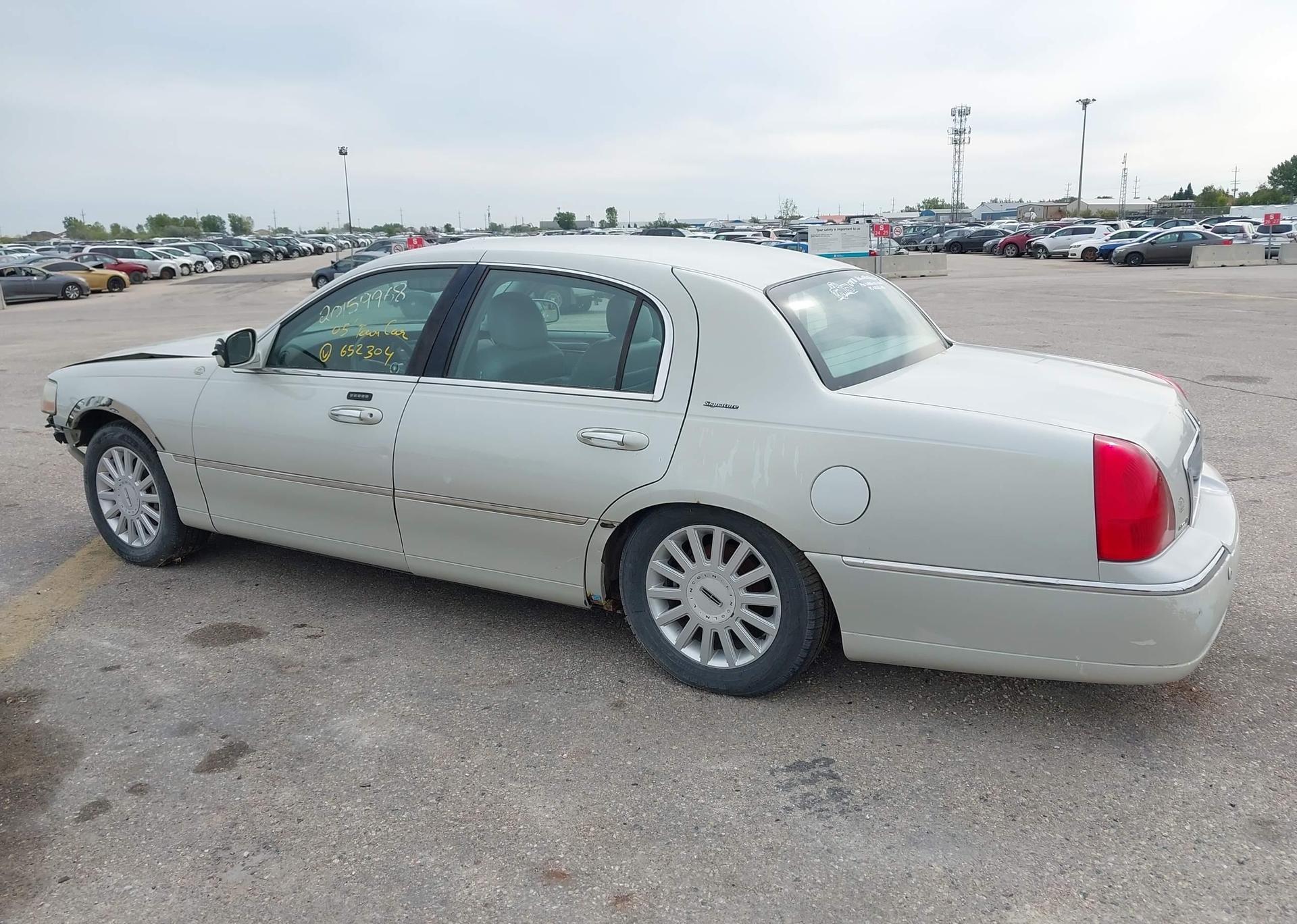 2005 LINCOLN TOWN CAR SIGNATURE