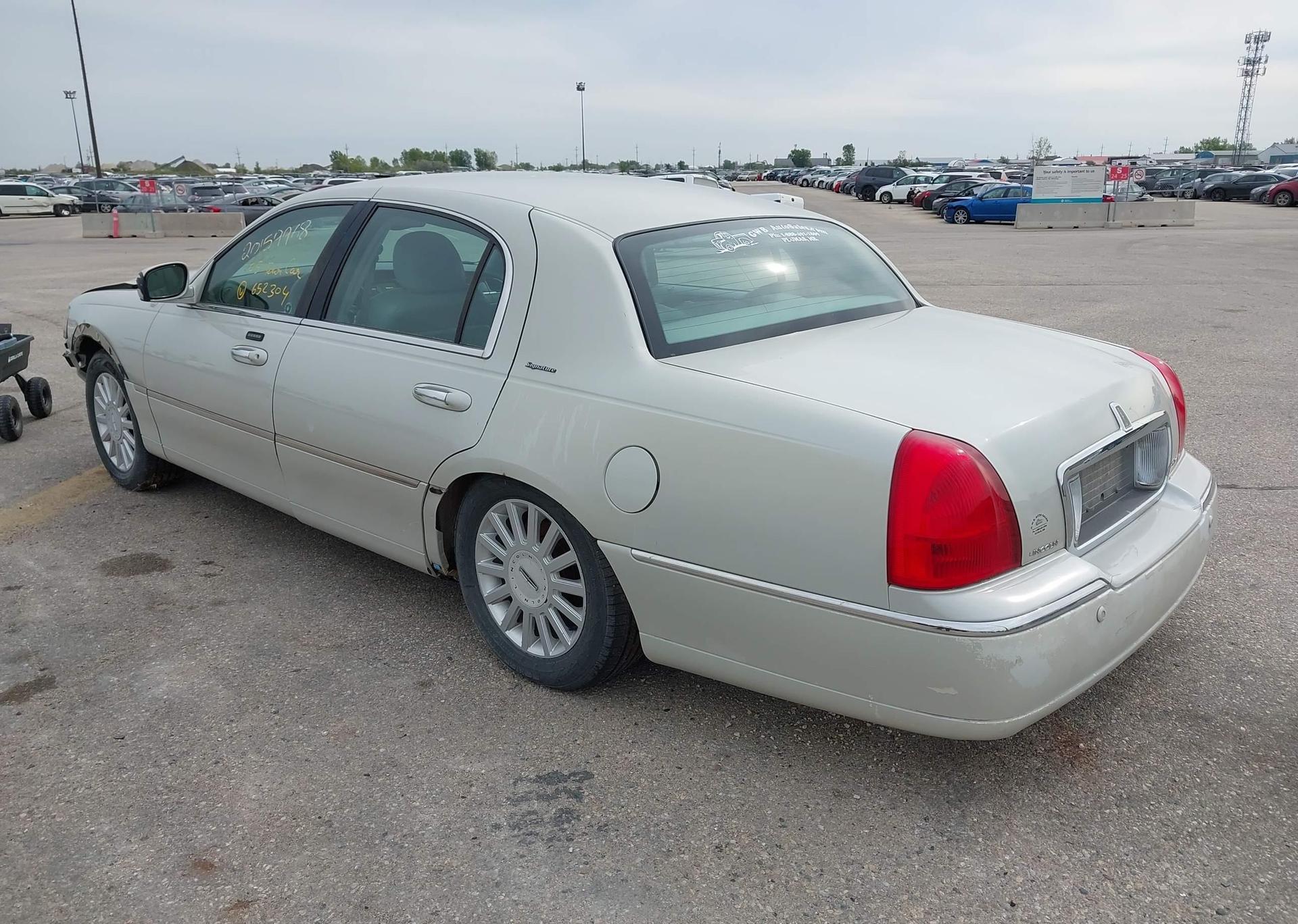 2005 LINCOLN TOWN CAR SIGNATURE