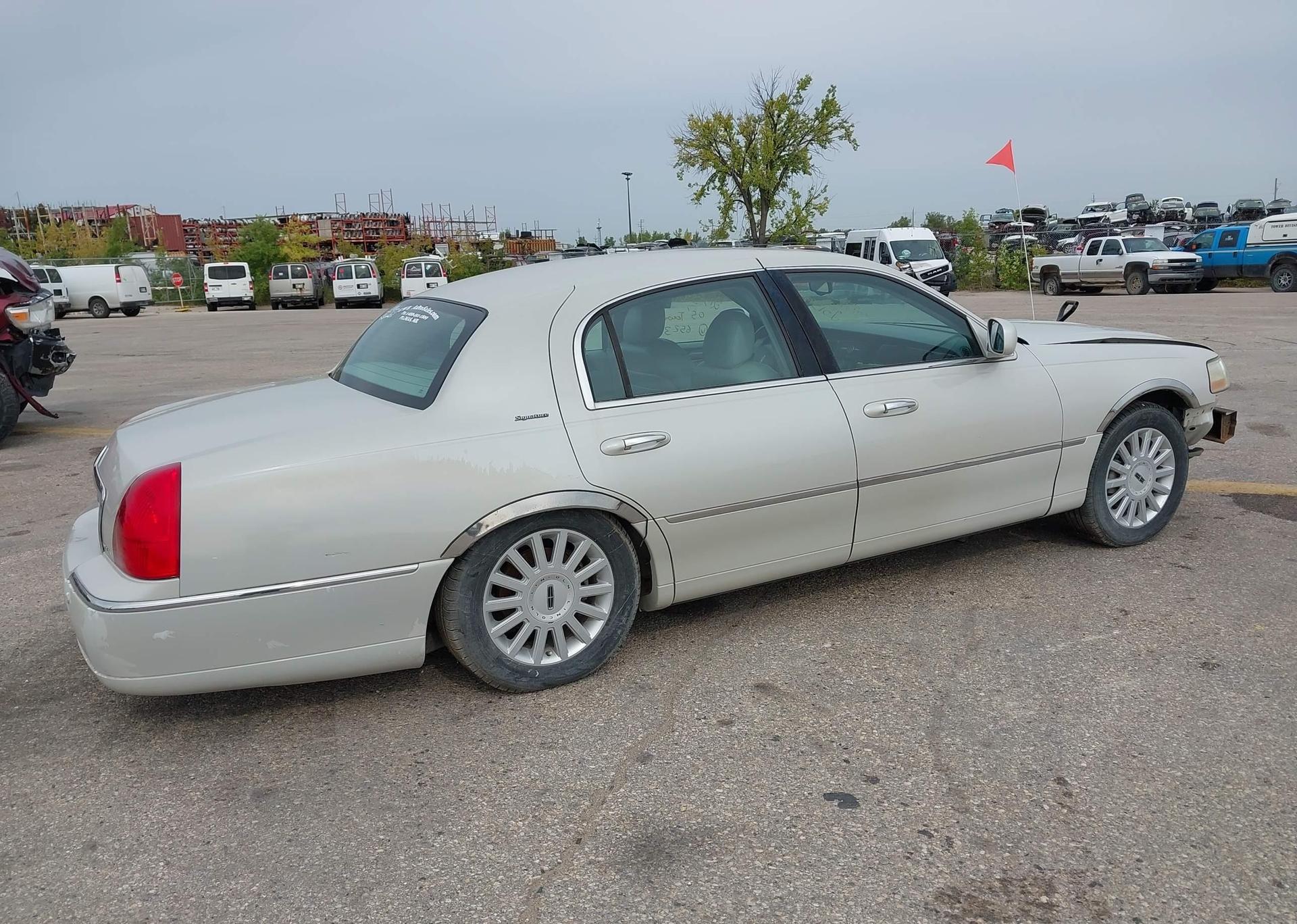 2005 LINCOLN TOWN CAR SIGNATURE
