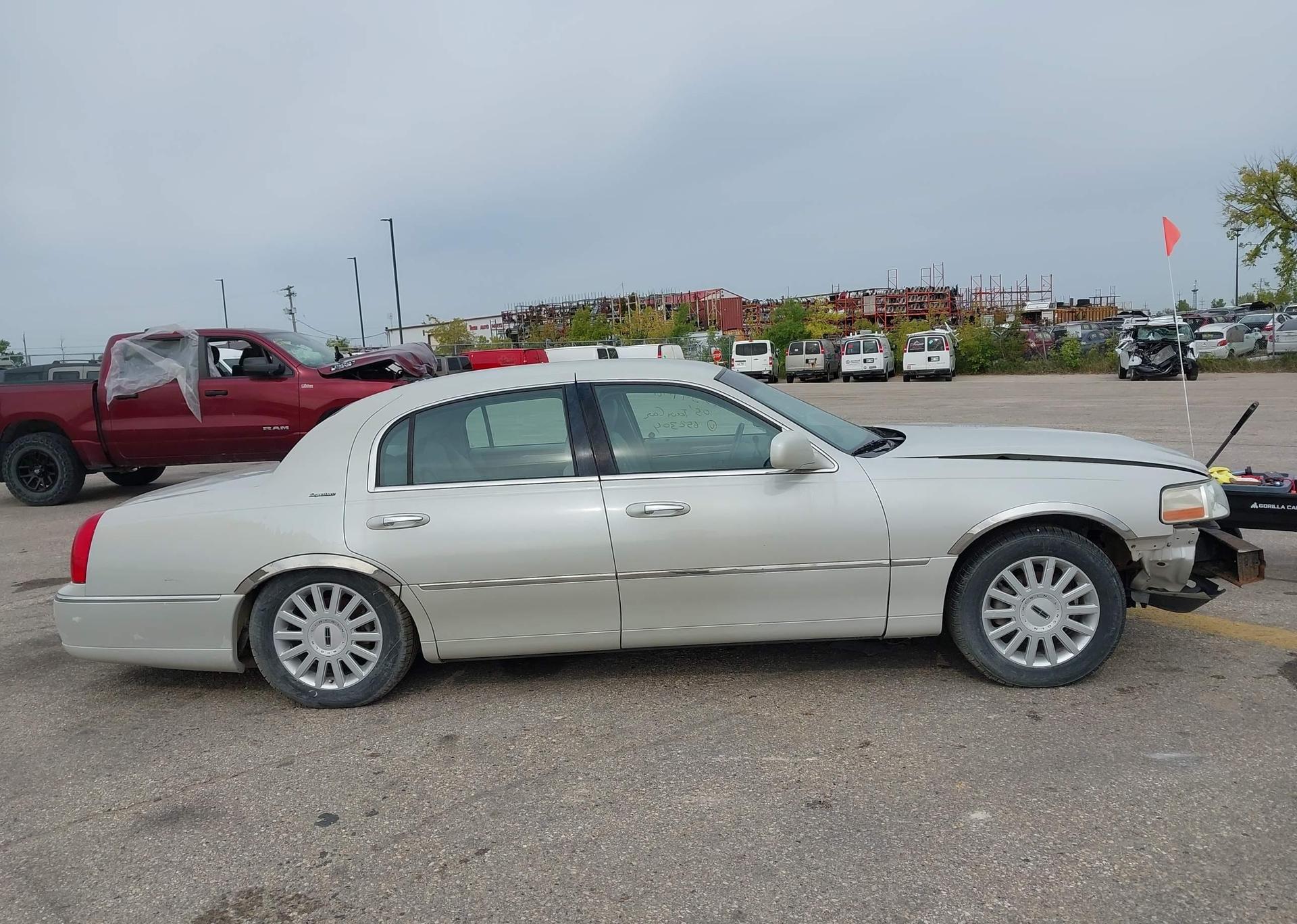 2005 LINCOLN TOWN CAR SIGNATURE