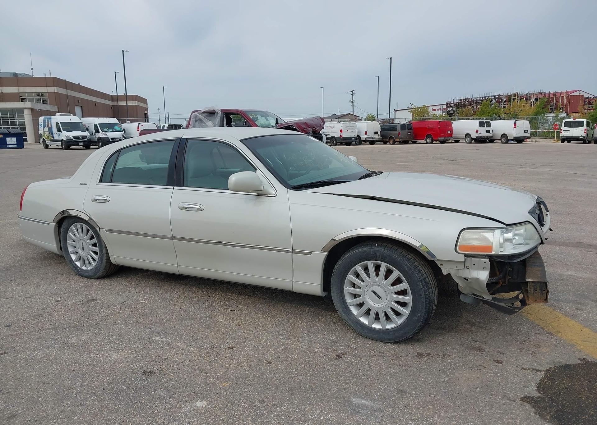 2005 LINCOLN TOWN CAR SIGNATURE