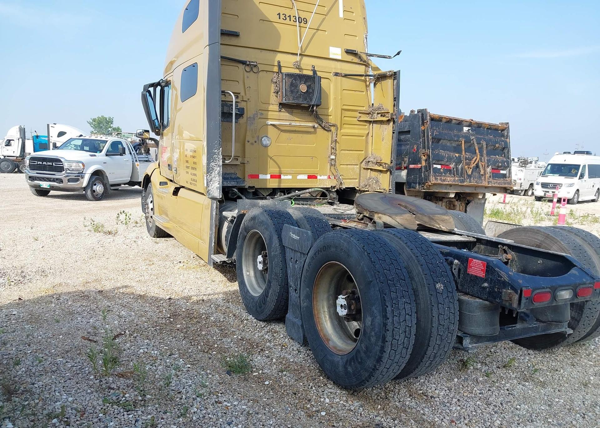 2020 VOLVO VNL64T
