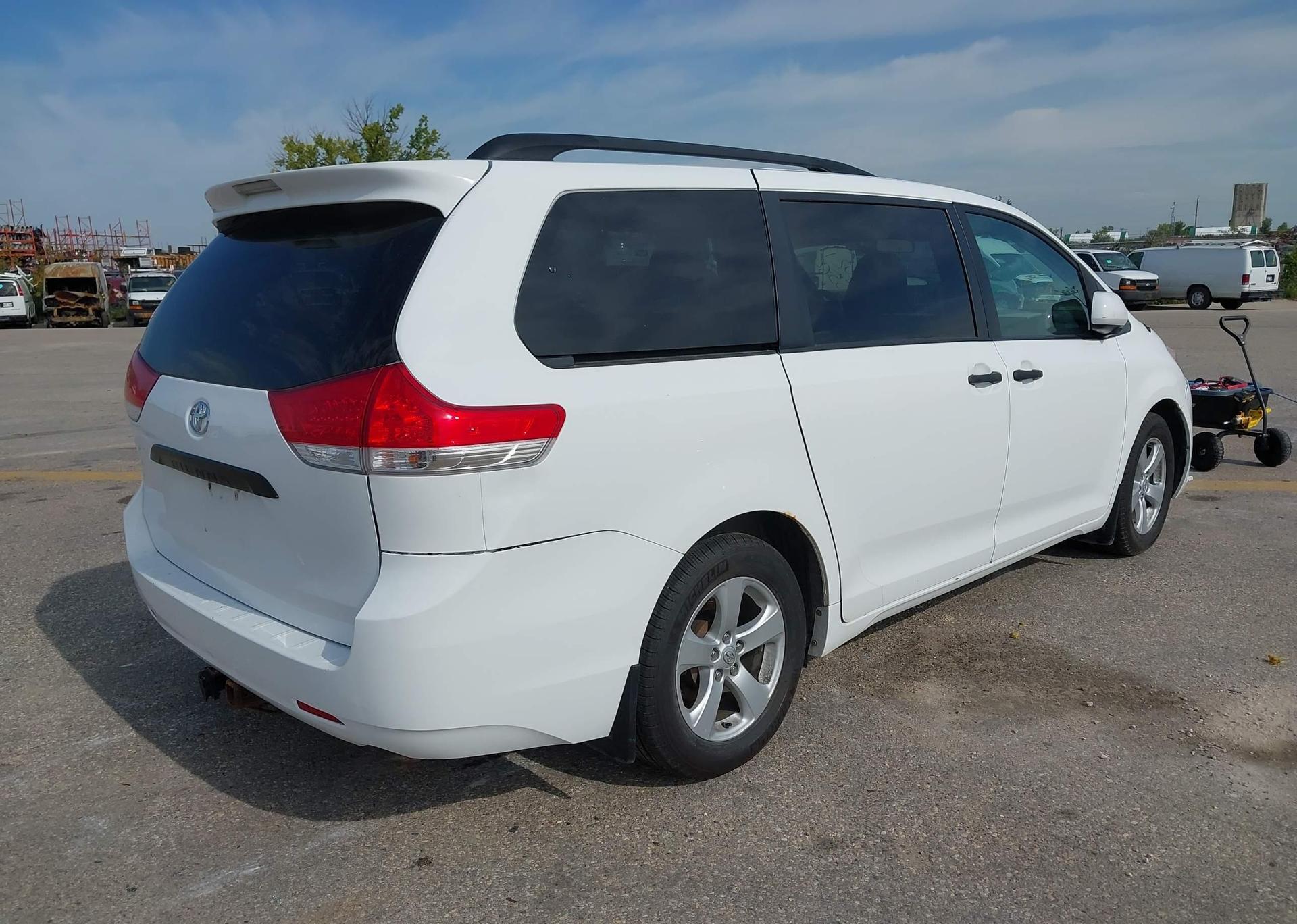 2011 TOYOTA SIENNA CE V6