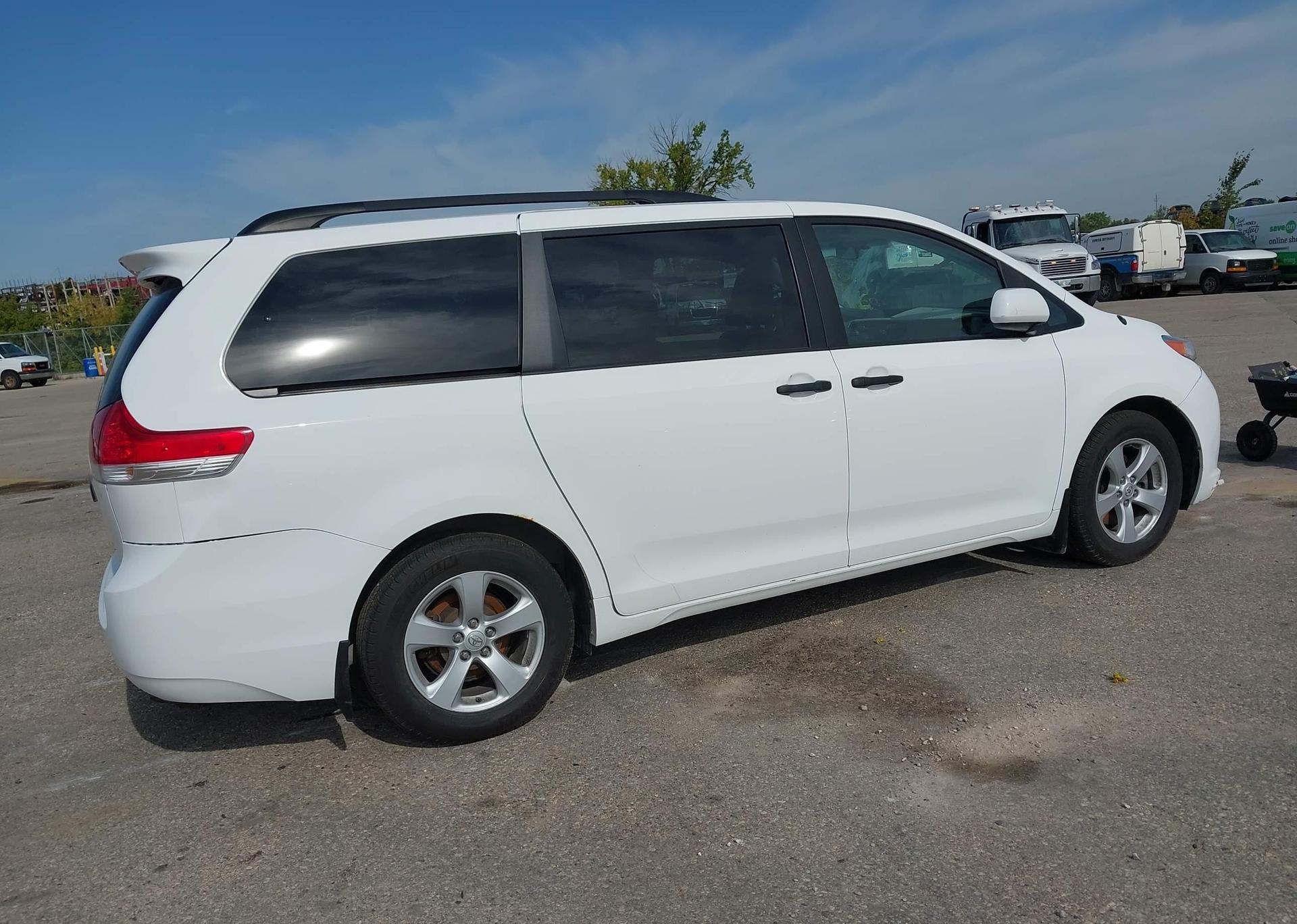 2011 TOYOTA SIENNA CE V6