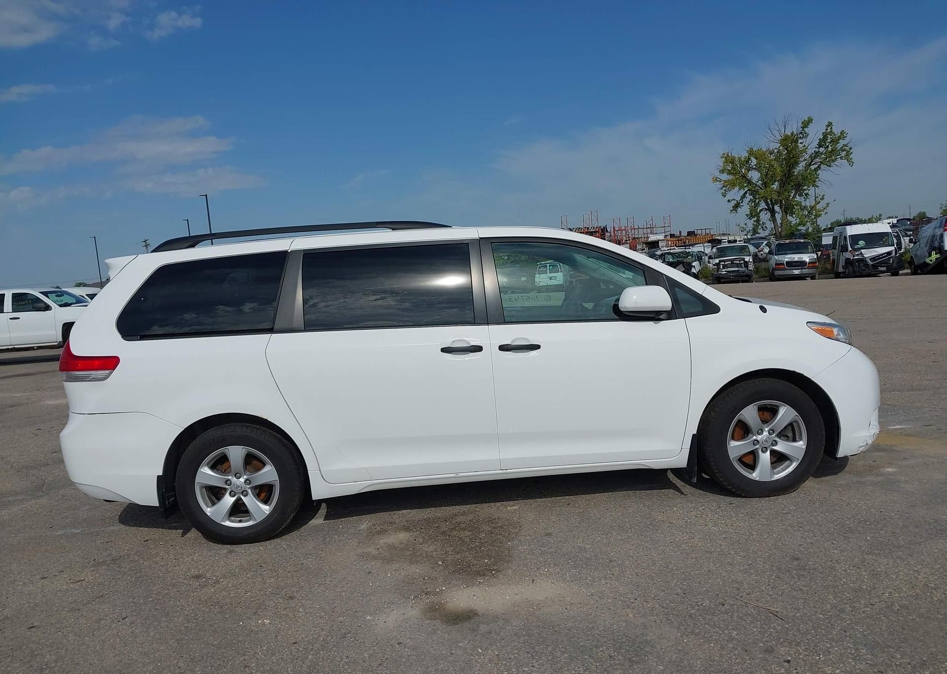 2011 TOYOTA SIENNA CE V6