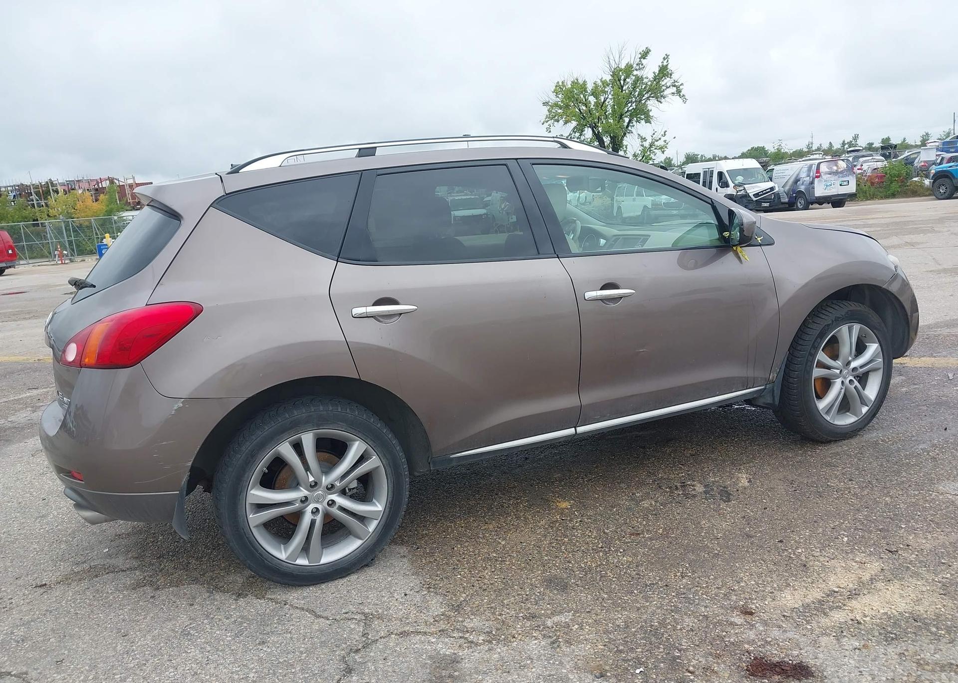 2010 NISSAN MURANO LE