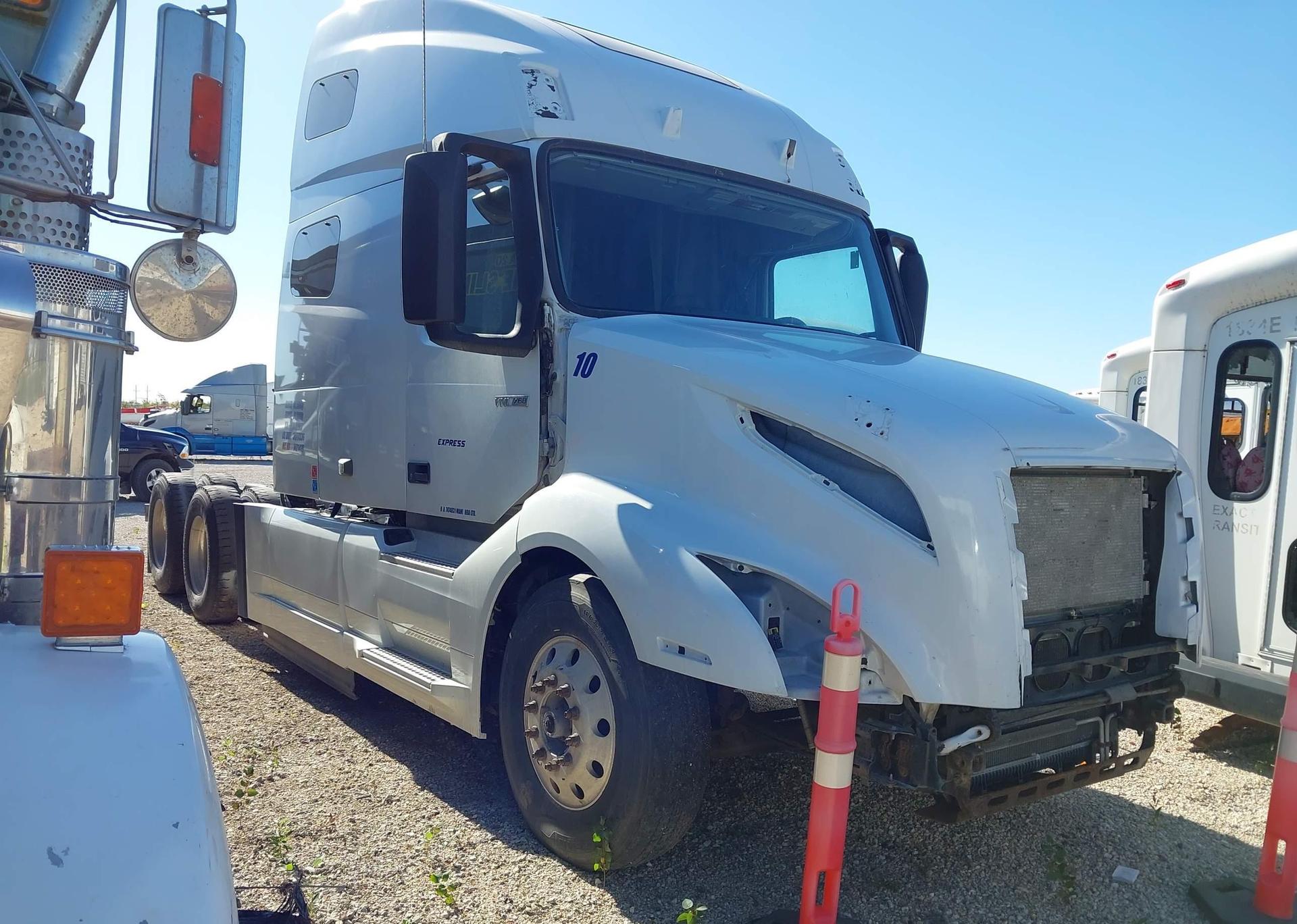 2020 VOLVO VNL64T