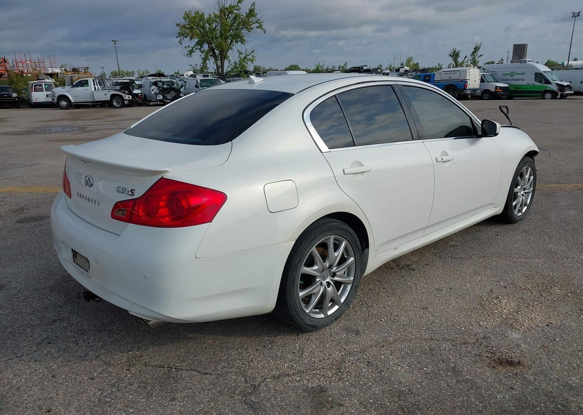 2013 INFINITI G37X