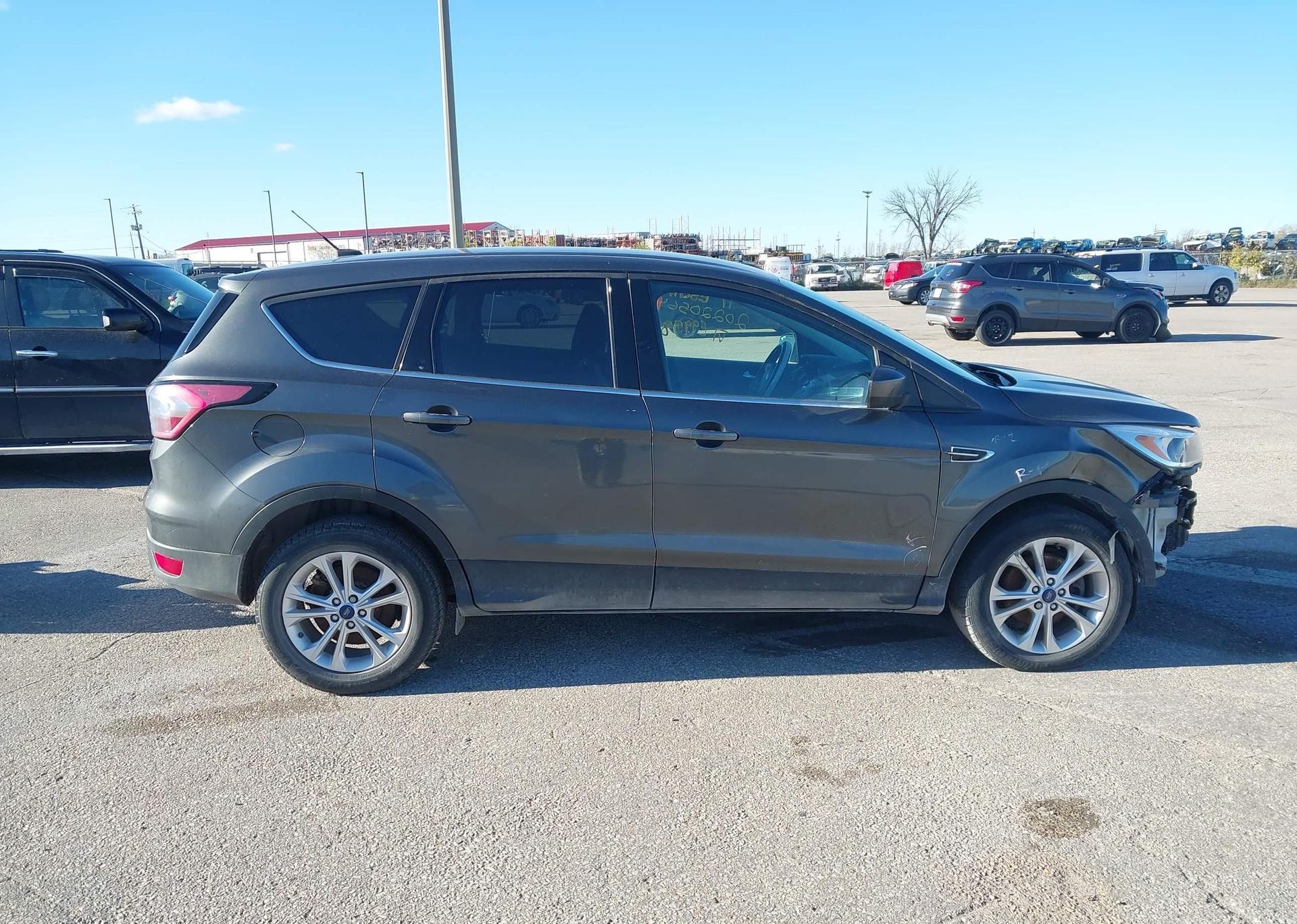 2017 FORD ESCAPE SE