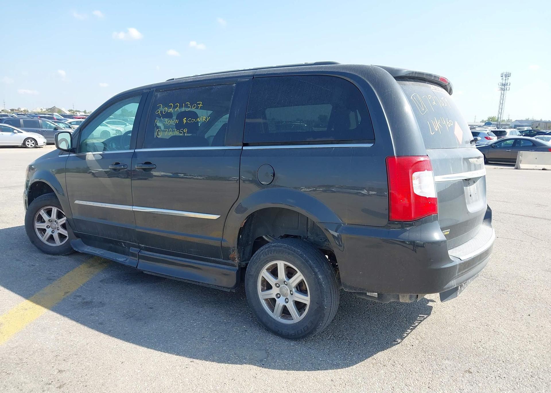 2011 CHRYSLER TOWN & COUNTRY TOURING