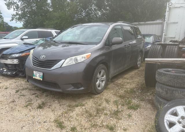 2014 TOYOTA SIENNA LE V6