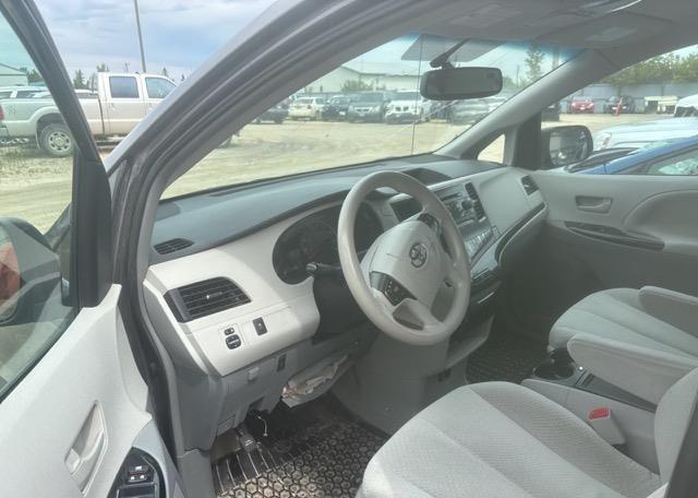 2014 TOYOTA SIENNA LE V6
