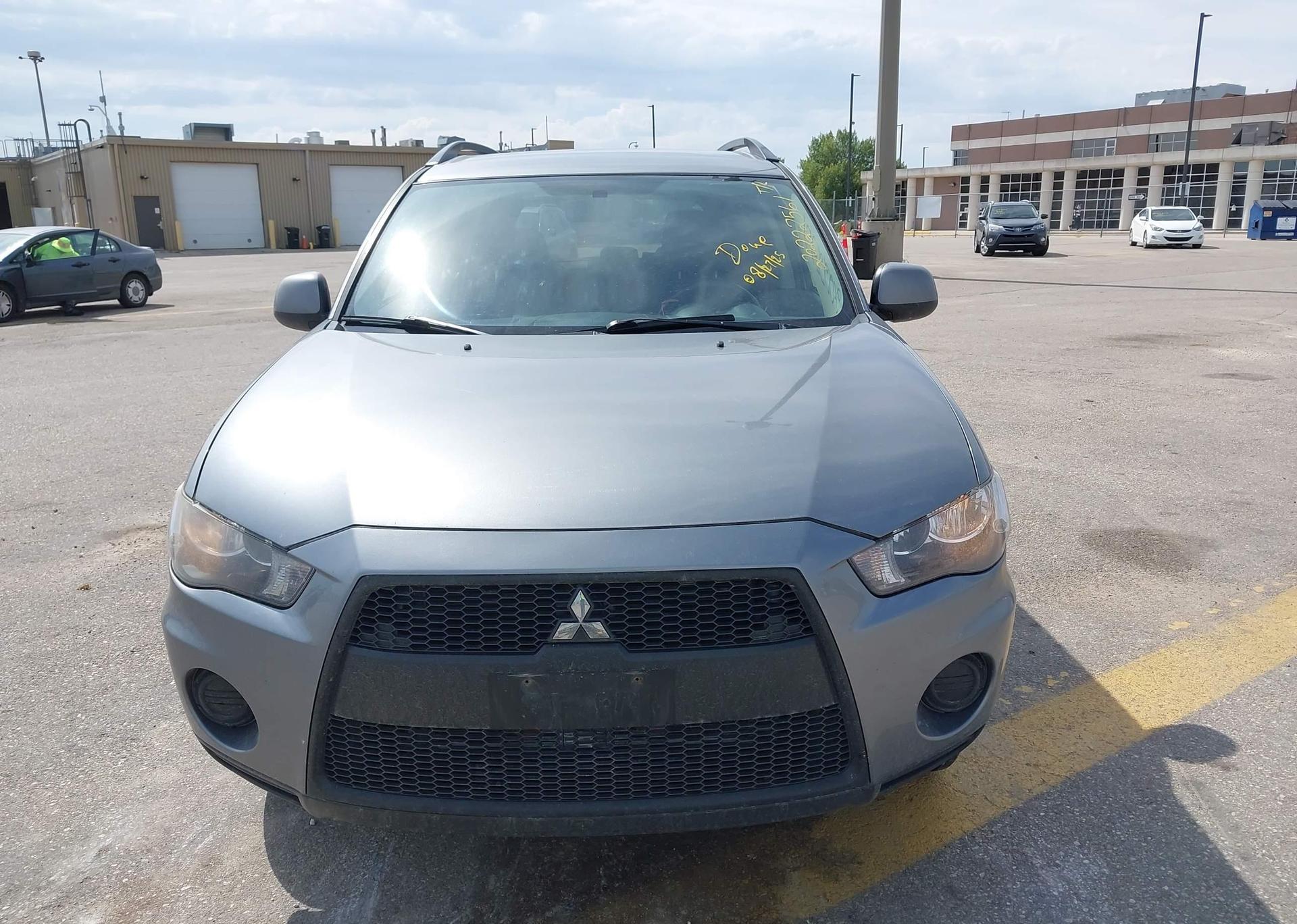 2013 MITSUBISHI OUTLANDER ES