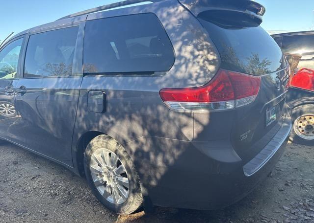 2011 TOYOTA SIENNA XLE V6