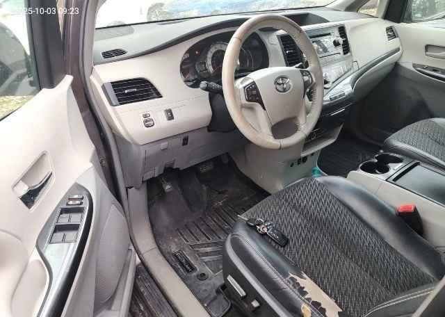 2011 TOYOTA SIENNA SE V6