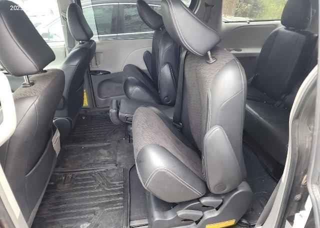 2011 TOYOTA SIENNA SE V6