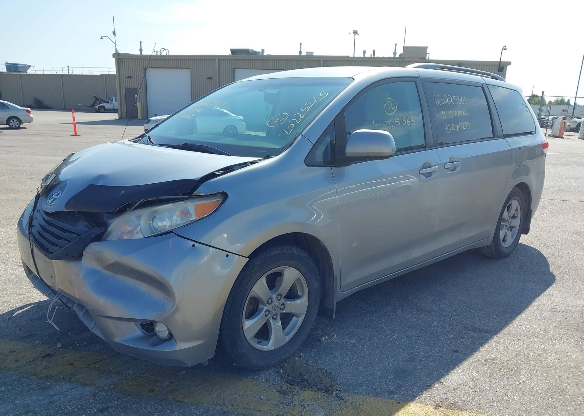 2011 TOYOTA SIENNA LE V6