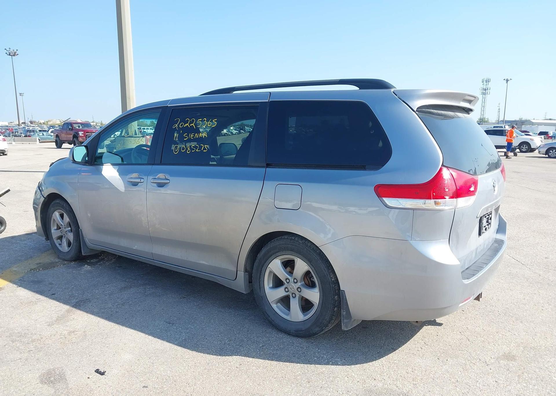 2011 TOYOTA SIENNA LE V6