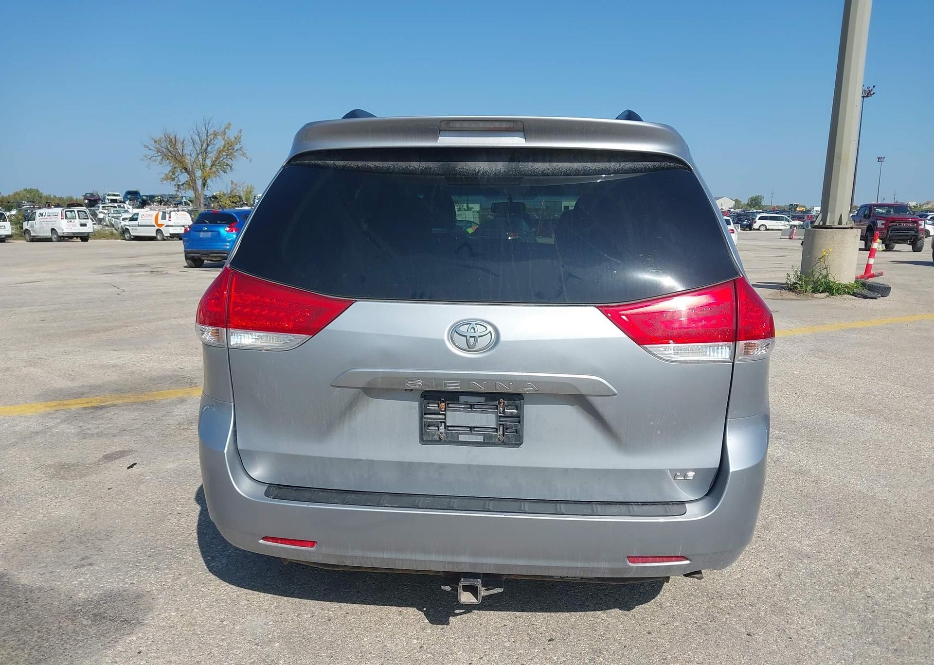 2011 TOYOTA SIENNA LE V6