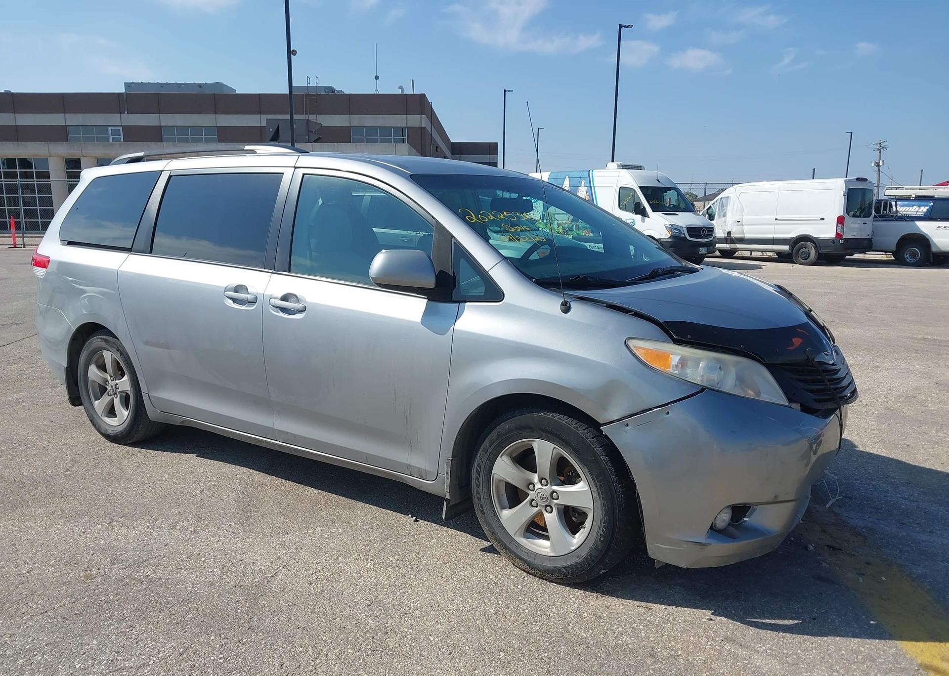 2011 TOYOTA SIENNA LE V6