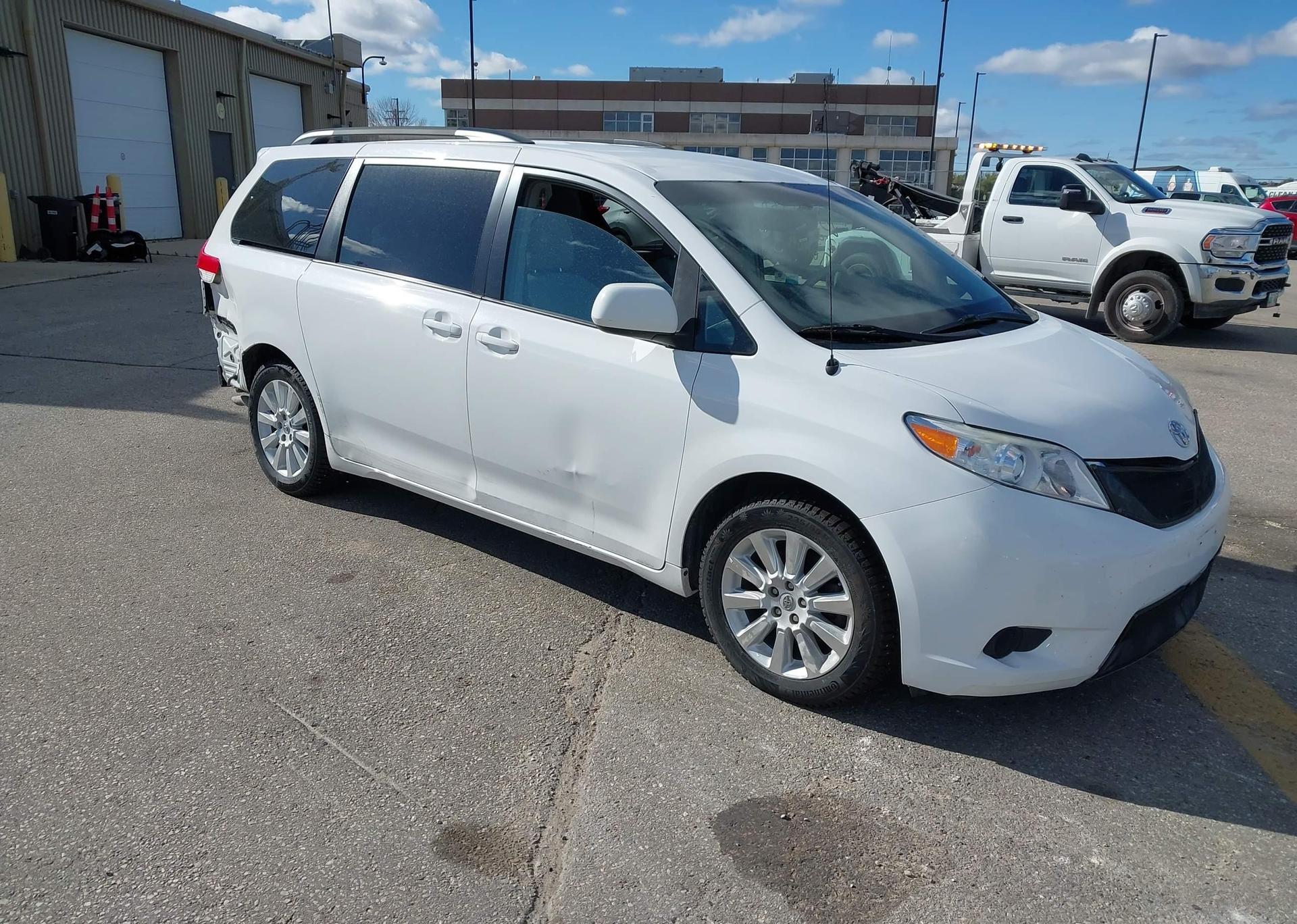 2012 TOYOTA SIENNA LE V6