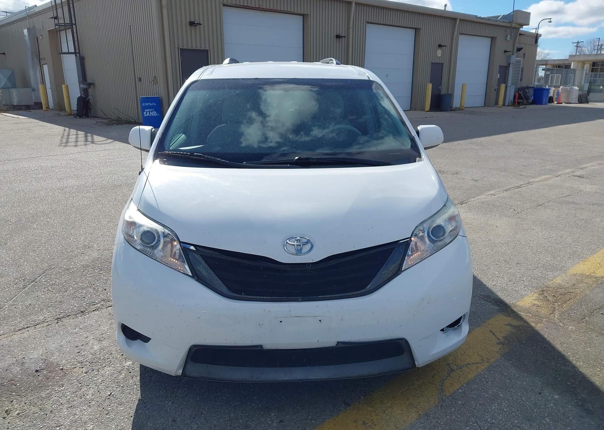 2012 TOYOTA SIENNA LE V6