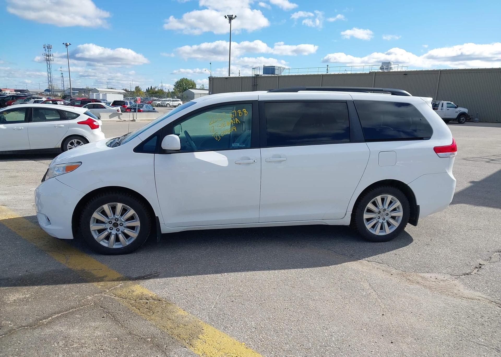 2012 TOYOTA SIENNA LE V6