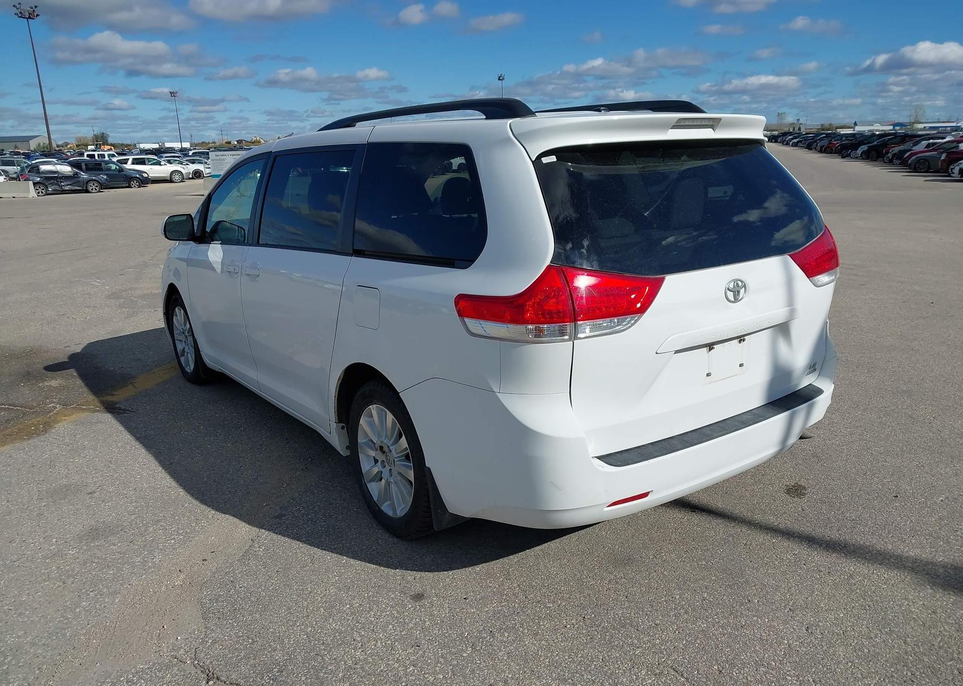 2012 TOYOTA SIENNA LE V6