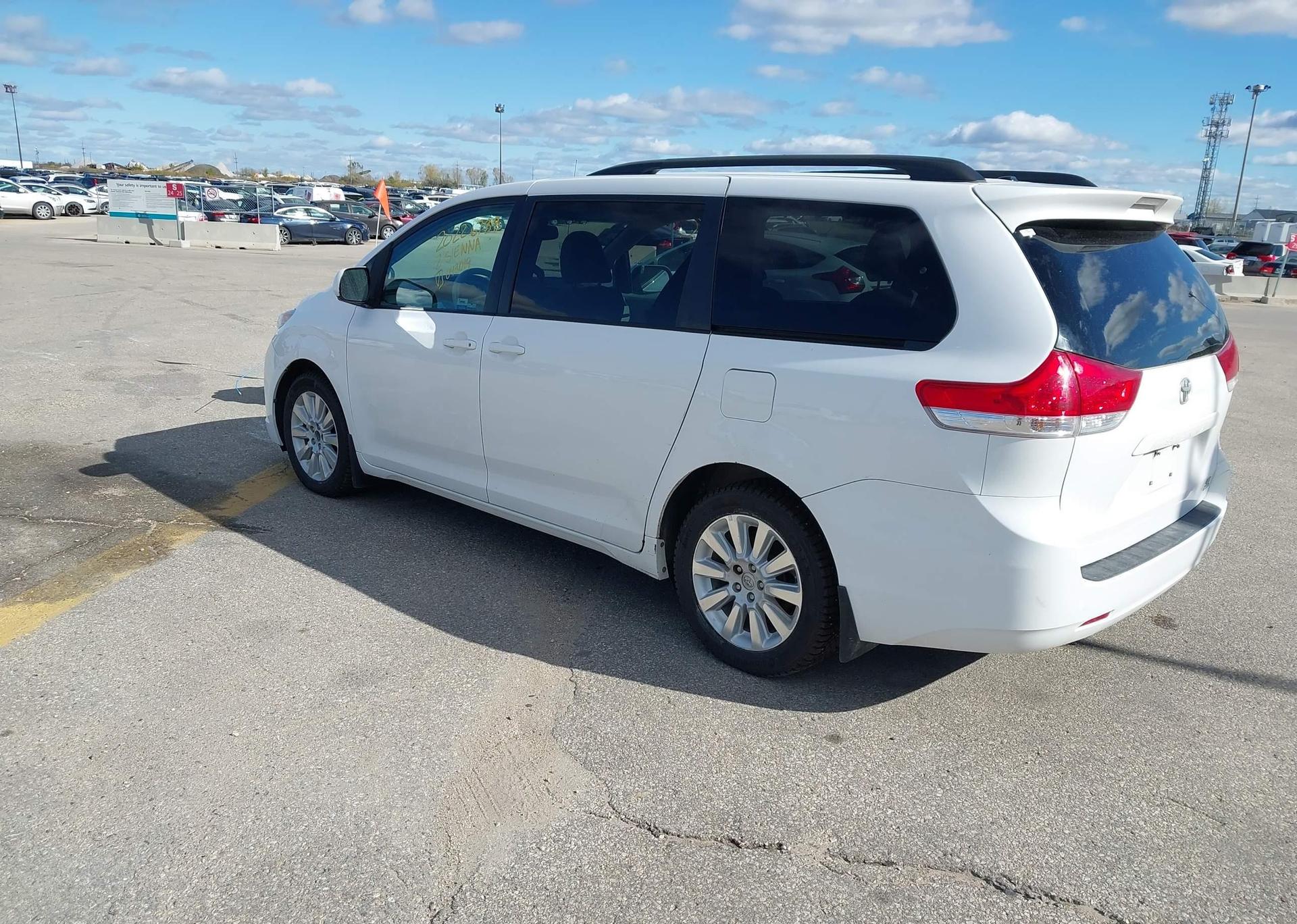 2012 TOYOTA SIENNA LE V6