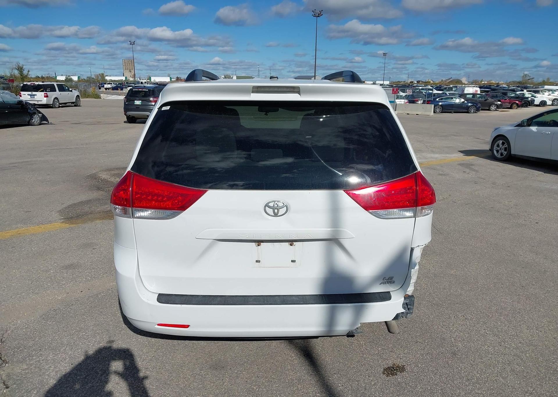 2012 TOYOTA SIENNA LE V6