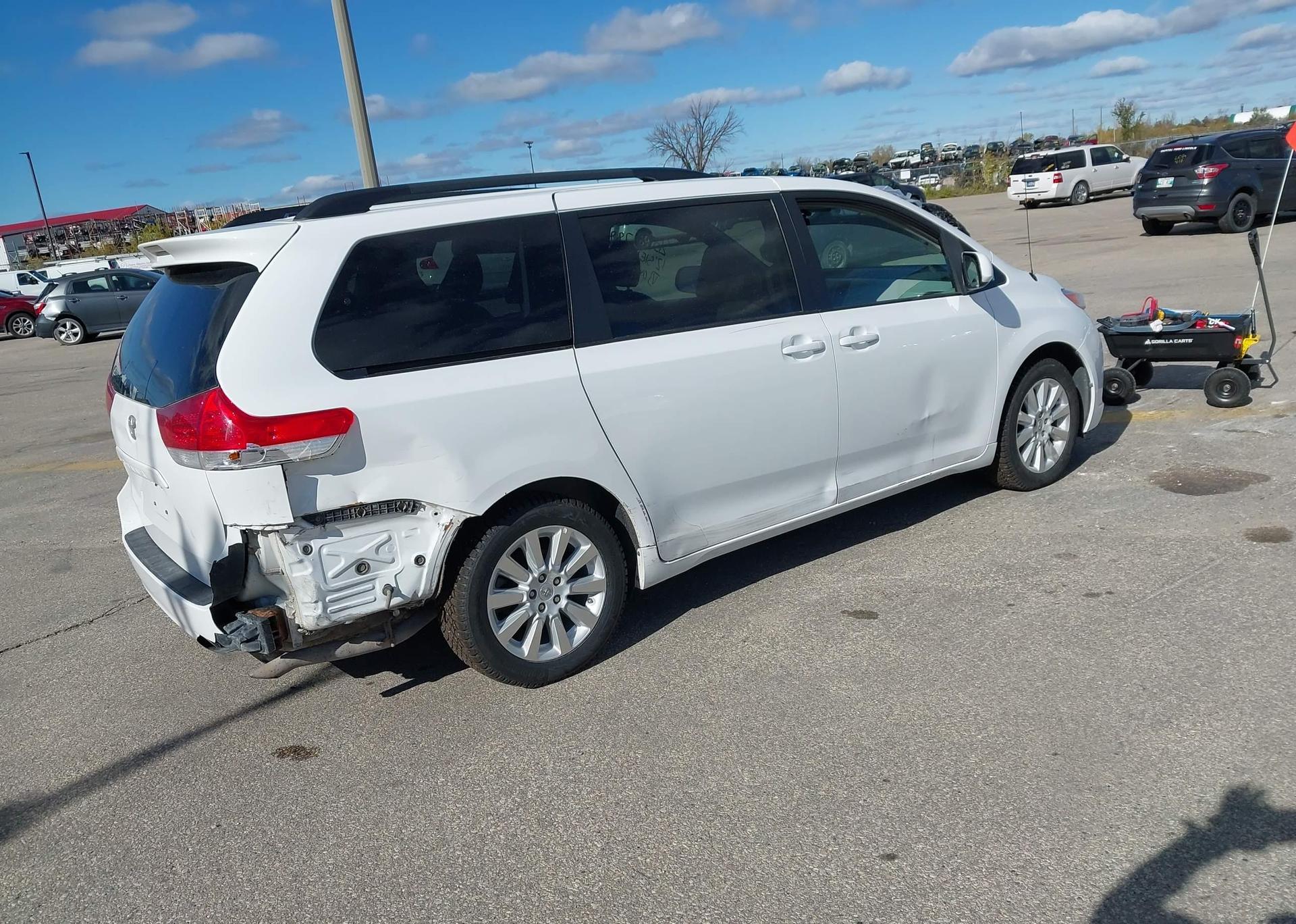 2012 TOYOTA SIENNA LE V6