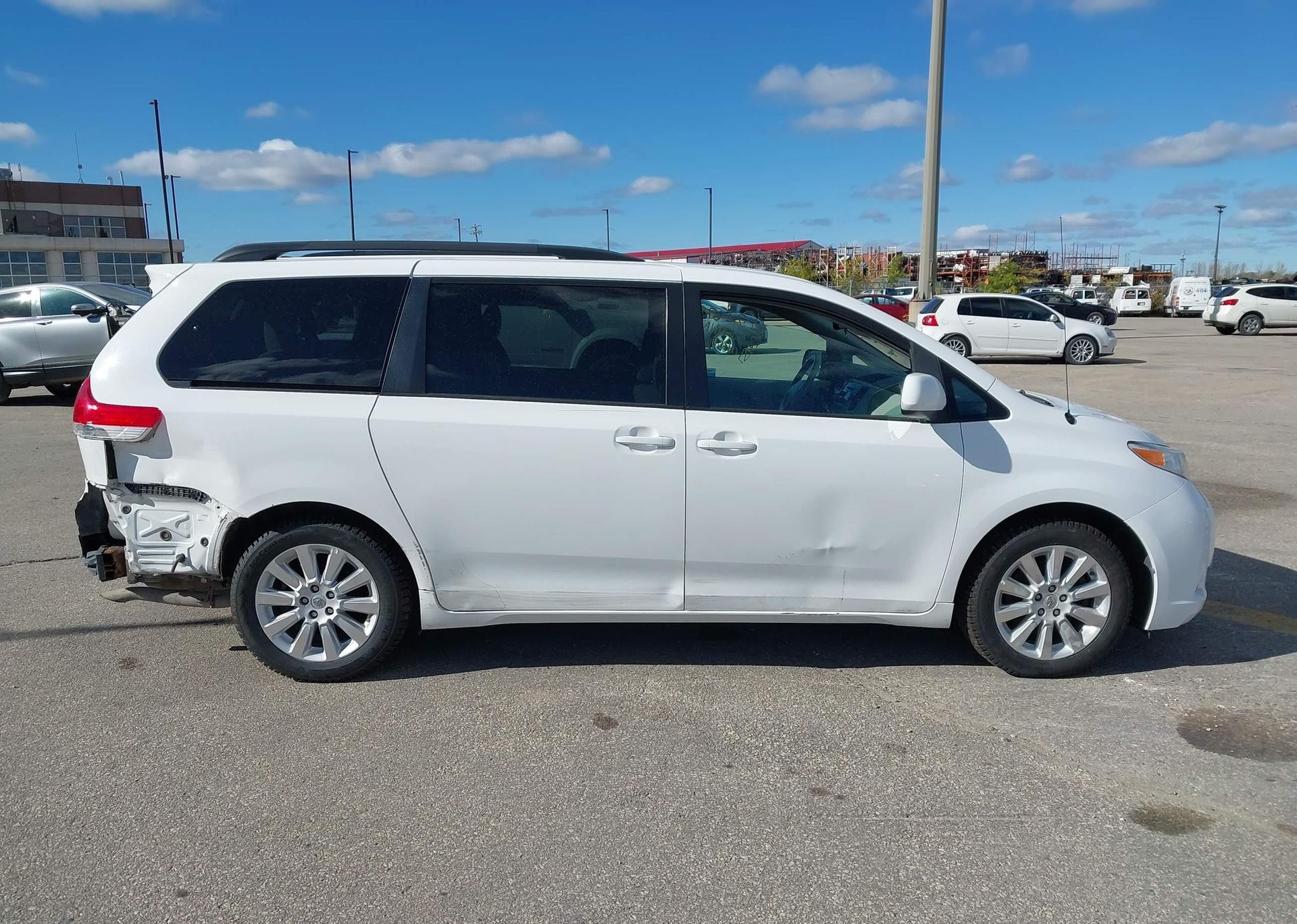 2012 TOYOTA SIENNA LE V6