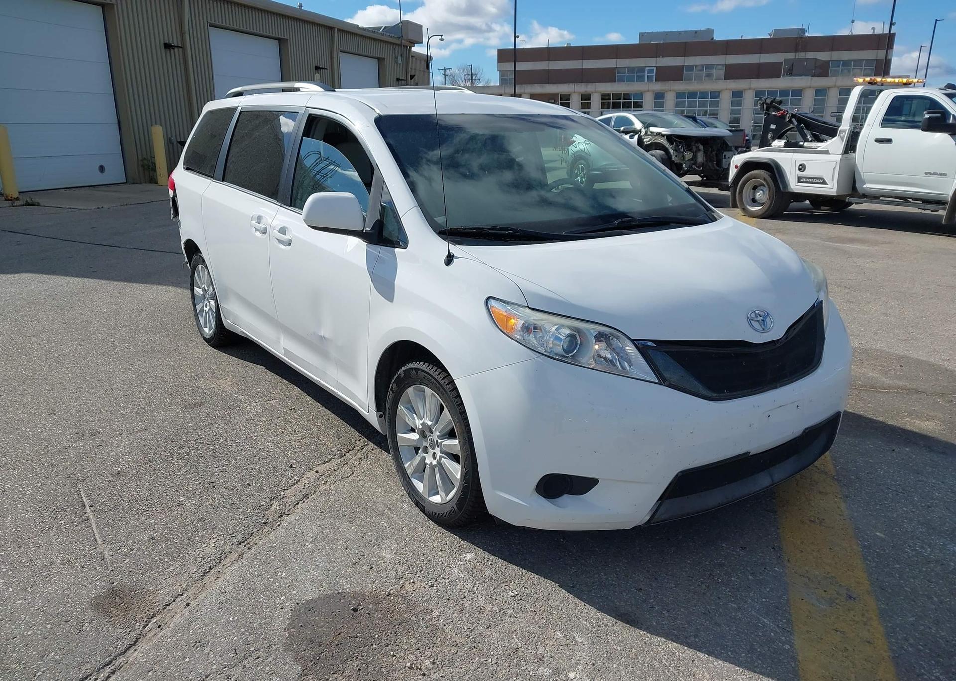 2012 TOYOTA SIENNA LE V6