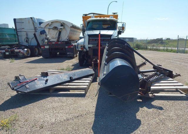 2011 MACK 700 GU700