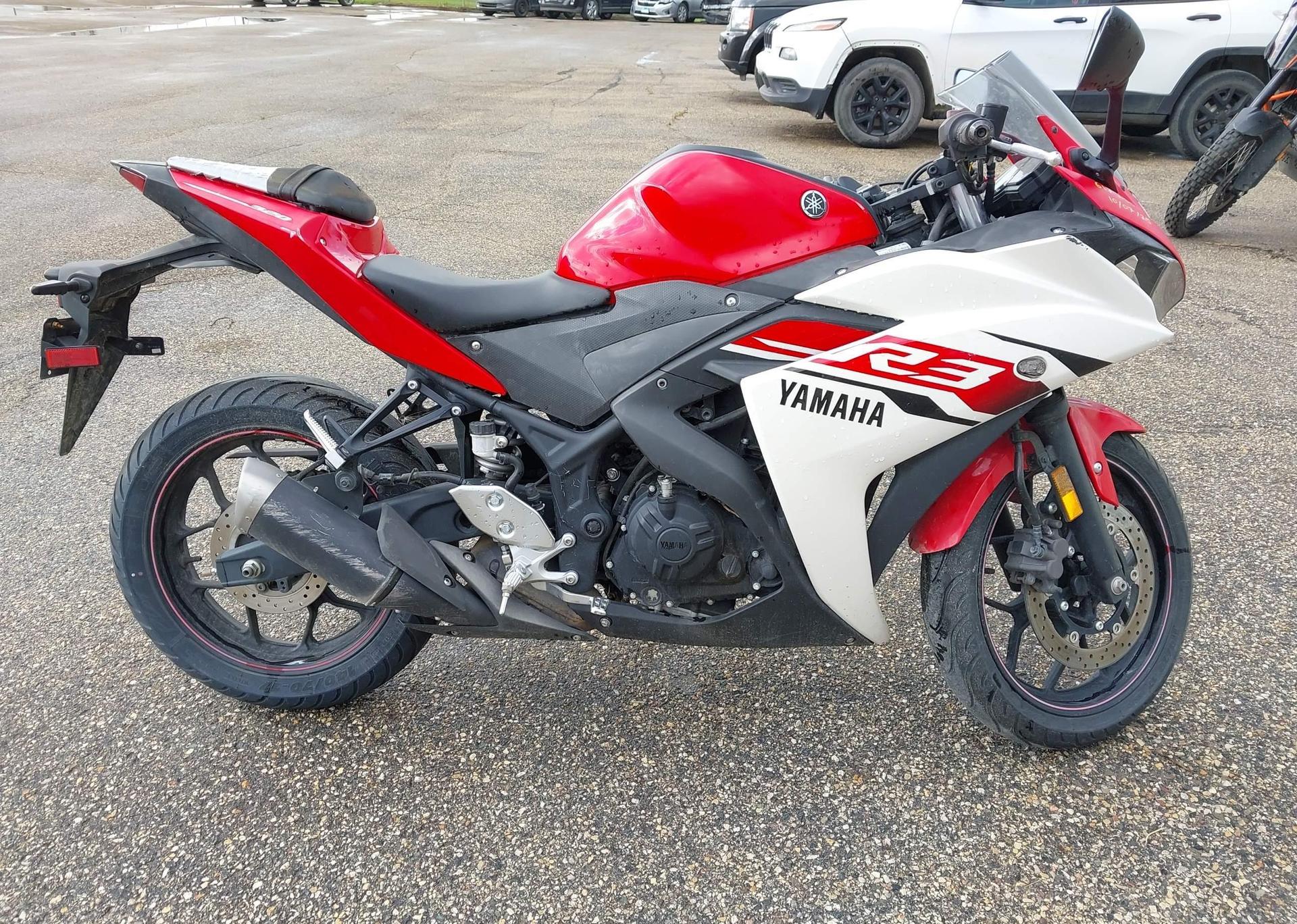 2015 YAMAHA YZFR3